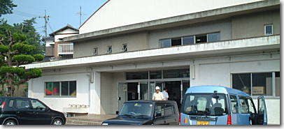 投票会場の小学校体育館