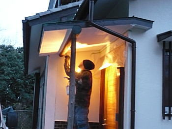 懐中電灯を照らしての作業！
