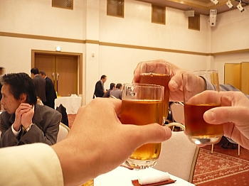 とりあえず・・カンパ~イ♪ ウーロンで!^^ とりあえず・・カンパ~イ♪ ウーロンで!^^
