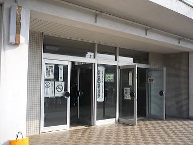 投票会場の小学校体育館
