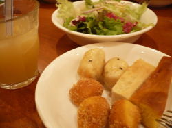 パンとドリンクはおかわり自由♪