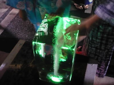 氷をライトアップ・・・ 氷をライトアップ・・・