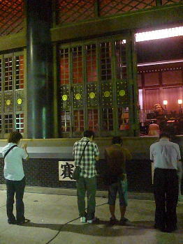 本堂に参拝・・・